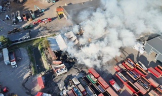 Groźny pożar w zakładzie przetwarzania odpadów. Ogień objął hale z gumą i plastikiem