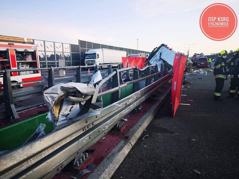Wypadek na autostradzie A2, dachował bus. Jedna osoba nie żyje, kilka jest rannych