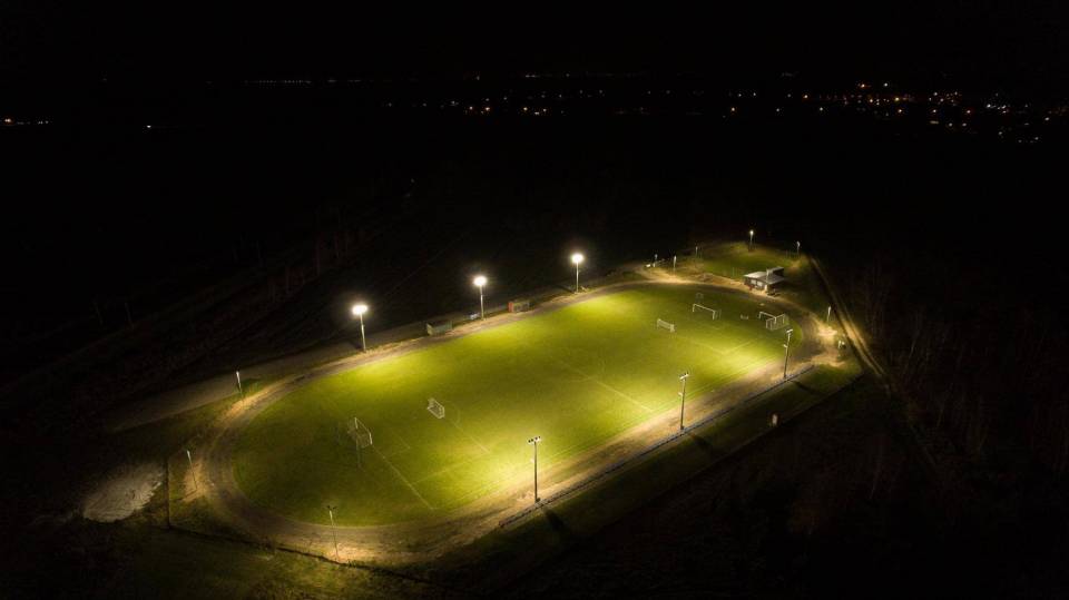 Stadion w Lipcach Reymontowskich z nowoczesnym systemem monitoringu i oświetlenia