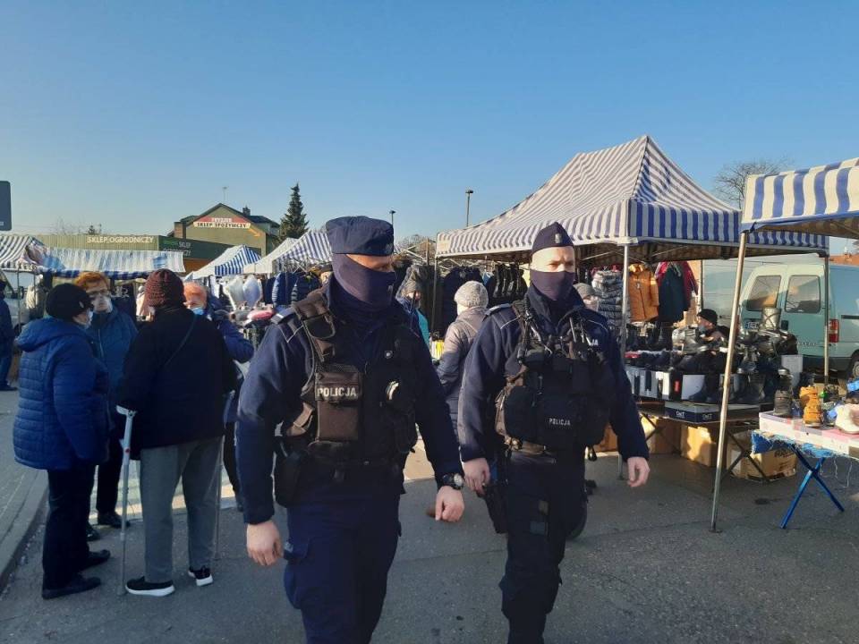 Policjanci ze Skierniewic ponownie kontrolowali mieszkańców na targowisku miejskim