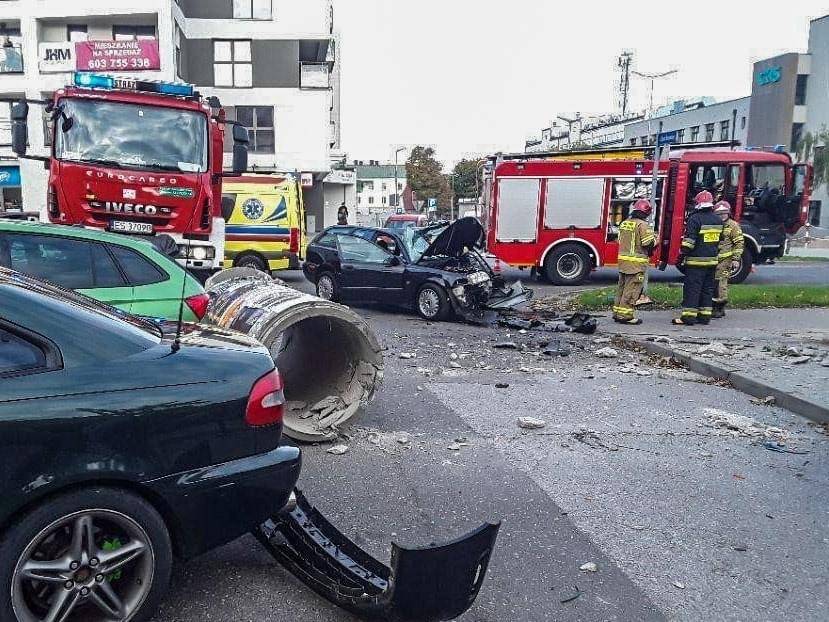 Wypadek w Skierniewicach. Auto roztrzaskało się o słup ogłoszeniowy