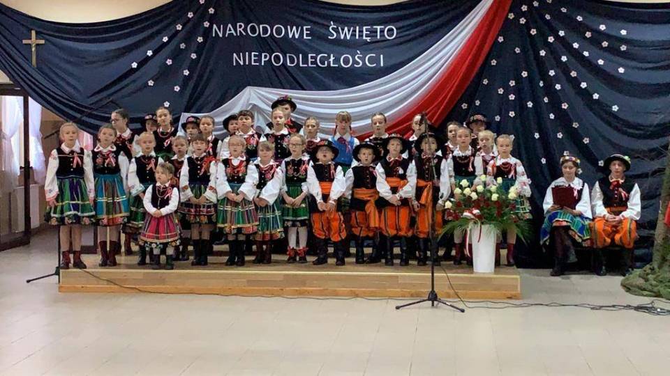 Narodowe Święto Niepodległości w Głuchowie. Mieszkańcy wraz z Dziecięco Młodzieżowy Zespół Pieśni i Tańca Głuchowiacy zaśpiewali piosenki patriotyczne