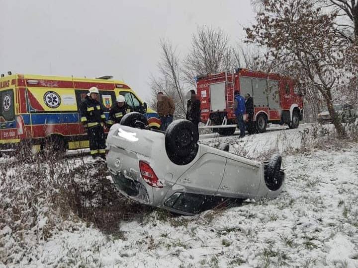 Grożny wypadek w gminie Maków, dachował samochód osobowy