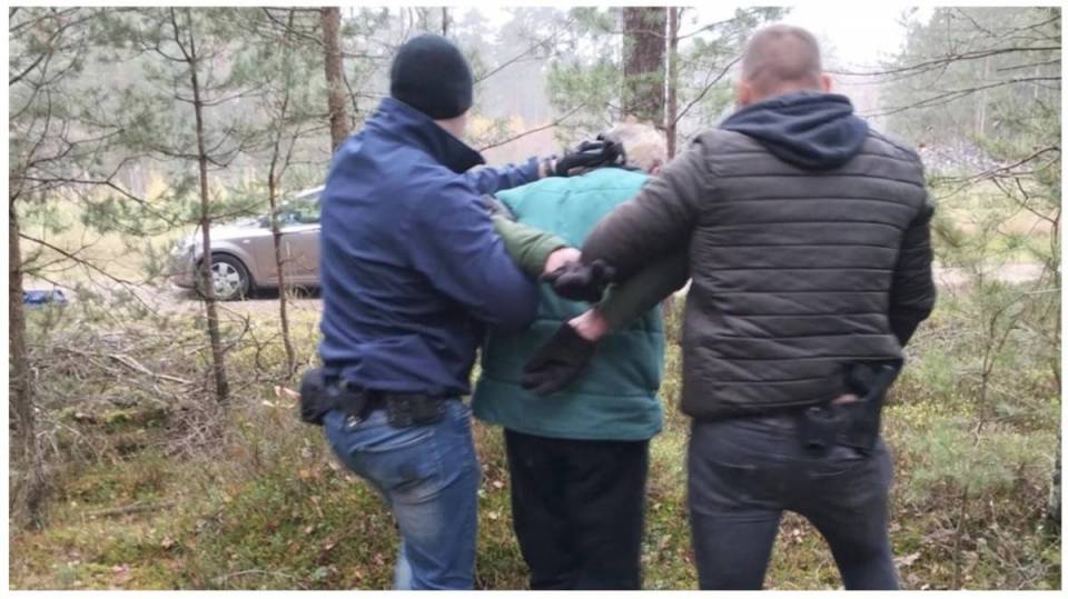 Zadał ciosy nożem, potem przez kilka tygodni ukrywał się w lesie. Podejrzany o zabójstwo w rękach bełchatowskich policjantów