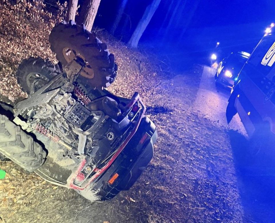 Wjechał quadem do rowu i uderzył w drzewo. Mężczyzna w ciężkim stanie trafił do szpitala