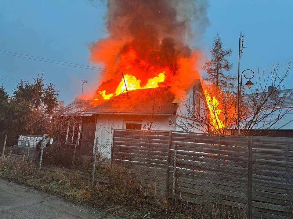 Pożar na ulicy Feliksów. Ogień trawi drewniany dom i pobliski budynek gospodarczy [Foto]