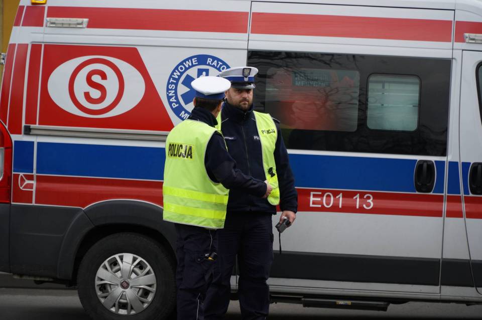 Atak nożownika w gminie Rogów. 38-latek zaatakował dwie osoby, poszkodowani trafili do szpitala